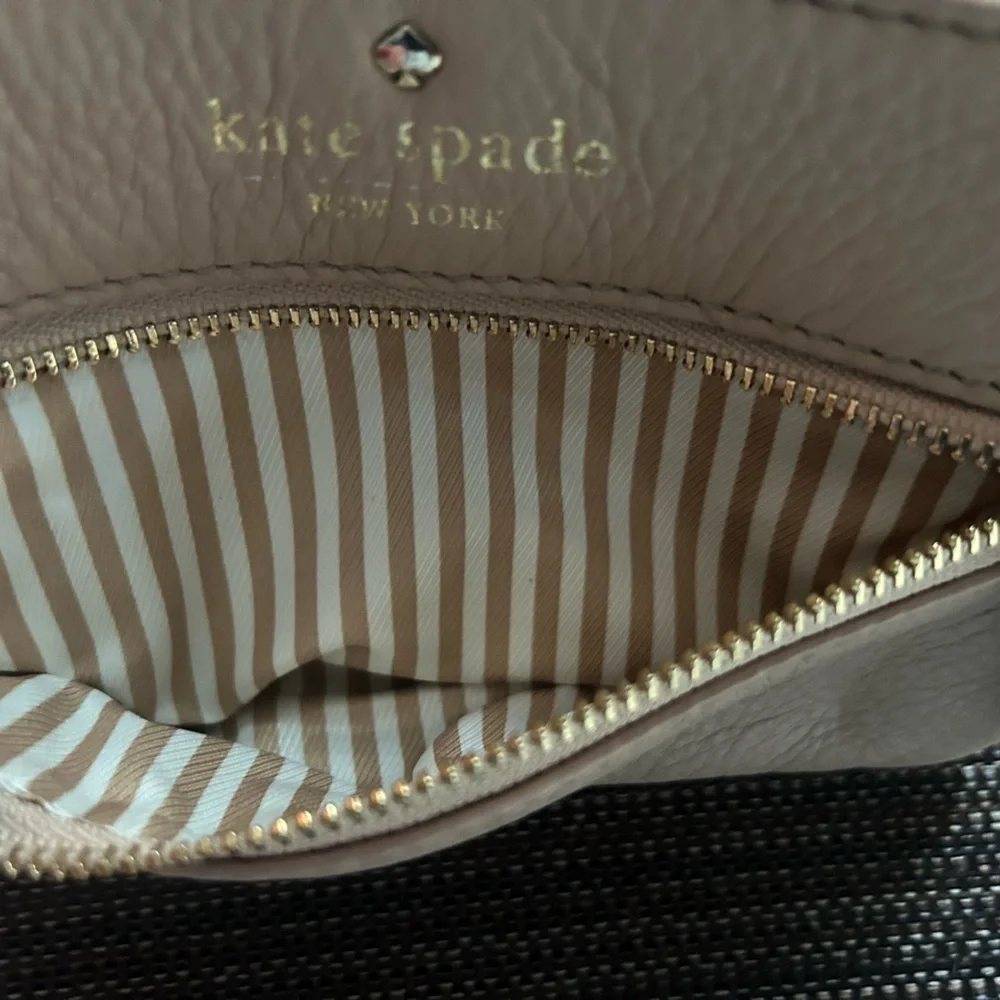 Kate Spade New York small wristlet wallet preloved.